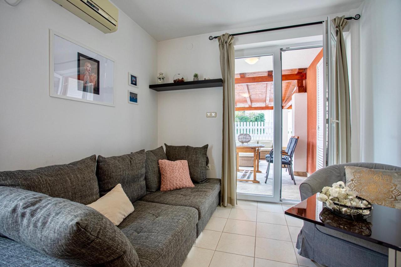 Apartments Adria Garden Baska  Bagian luar foto